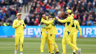 ENG vs AUS: बारिश ने इंग्लैंड की मेहनत पर फेरा पानी, ऑस्ट्रेलिया ने DLS नियम के तहत 49 रन से जीता आखिरी वनडे, सीरीज पर जमाया कब्जा विकेट लेने के बाद जश्न मनाते ट्रेविस हेड