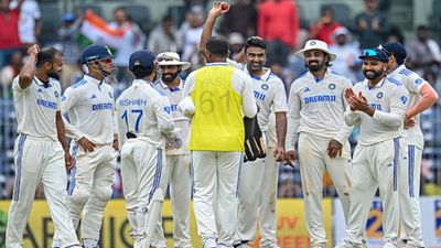 अनिल कुंबले नहीं बल्कि 44 साल के इस दिग्गज गेंदबाज को आर अश्विन मानते हैं अपना आदर्श, कहा- उनका एक्शन कॉपी करता था गौतम गंभीर नहीं, आर अश्विन ने चेन्नई टेस्ट के बाद इस भारतीय कोच को बताया सुपरस्टार, कहा-वो इंटरनेट पर मशहूर हस्ती...