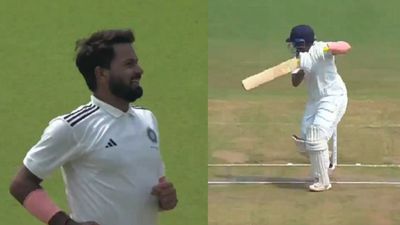 हार्दिक और पृथ्वी शॉ का फ्लॉप शो, ईरानी ट्रॉफी में मुकेश कुमार ने बरपाया कहर हार्दिक और पृथ्वी शॉ का फ्लॉप शो, ईरानी ट्रॉफी में मुकेश कुमार ने बरपाया कहर