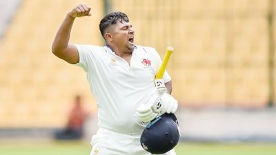 Sarfaraz Khan : बांग्लादेश के सामने टीम इंडिया में जिसे नहीं मिला मौका, उसी ने इंडिया के खिलाफ सेंचुरी ठोक किया ये बड़ा कारनामा Sarfaraz Khan in Team India