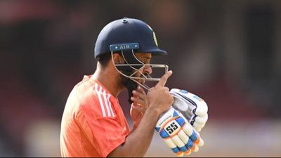 Irani Cup : बुखार के बावजूद बैटिंग करने उतरा ये धुरंधर, ईरानी कप के बीच अस्पताल में भर्ती हुआ भारतीय खिलाड़ी, जानें क्या है मामला ? Shardul Thakur (@Getty Images)