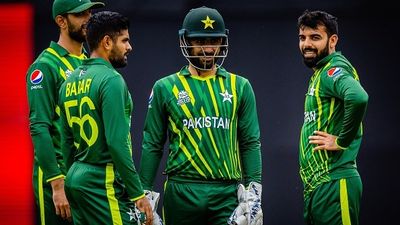 बाबर आजम के कप्तानी छोड़ते ही उनके साथी ने पाकिस्तान क्रिकेट से लिया संन्यास, कहा - हर कदम पर मेरे लिए... उस्मान कादिर, बाबर आजम और शादाब खान