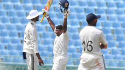 Sarfaraz Khan : दोहरा शतक जड़ने के बाद सरफराज खान को एक्सीडेंट से चोटिल होने वाले छोटे भाई मुशीर की आई याद, कहा - एक शतक मेरा है और... Sarfaraz Khan in frame