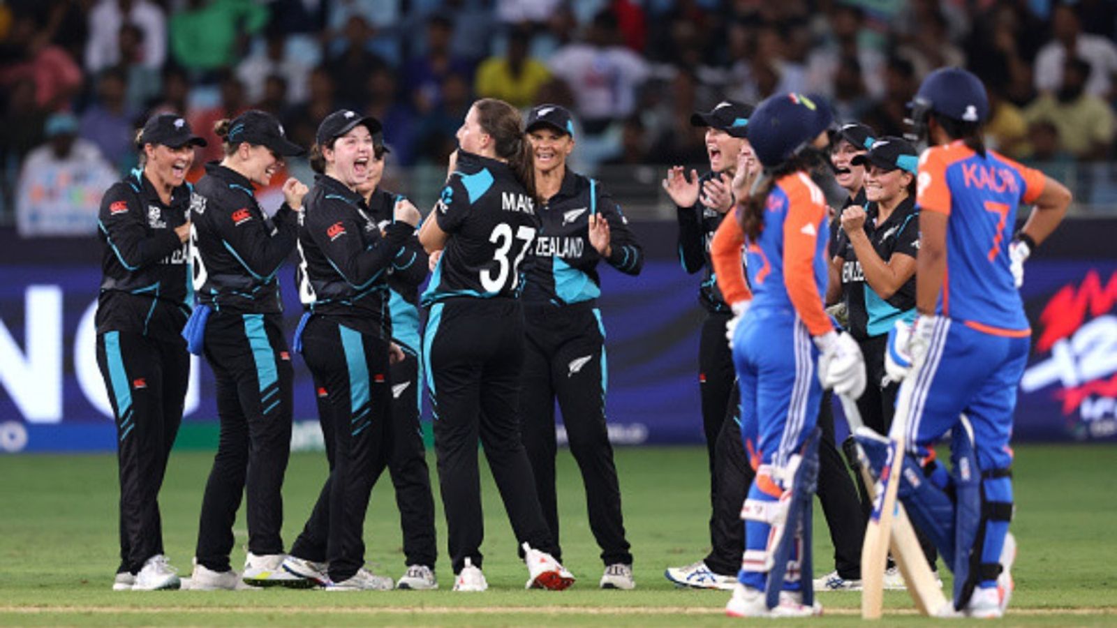 IND vs NZ: न्यूजीलैंड ने भारत को 58 रन से धूल चटाकर तोड़ा लगातार 10 हार का सिलसिला, हरमनप्रीत की टीम इंडिया ने आसानी से घुटने टेके IND vs NZ: न्यूजीलैंड ने भारत को 58 रन से धूल चटाकर तोड़ा लगातार 10 हार का सिलसिला, हरमनप्रीत की टीम इंडिया ने आसानी से घुटने टेके