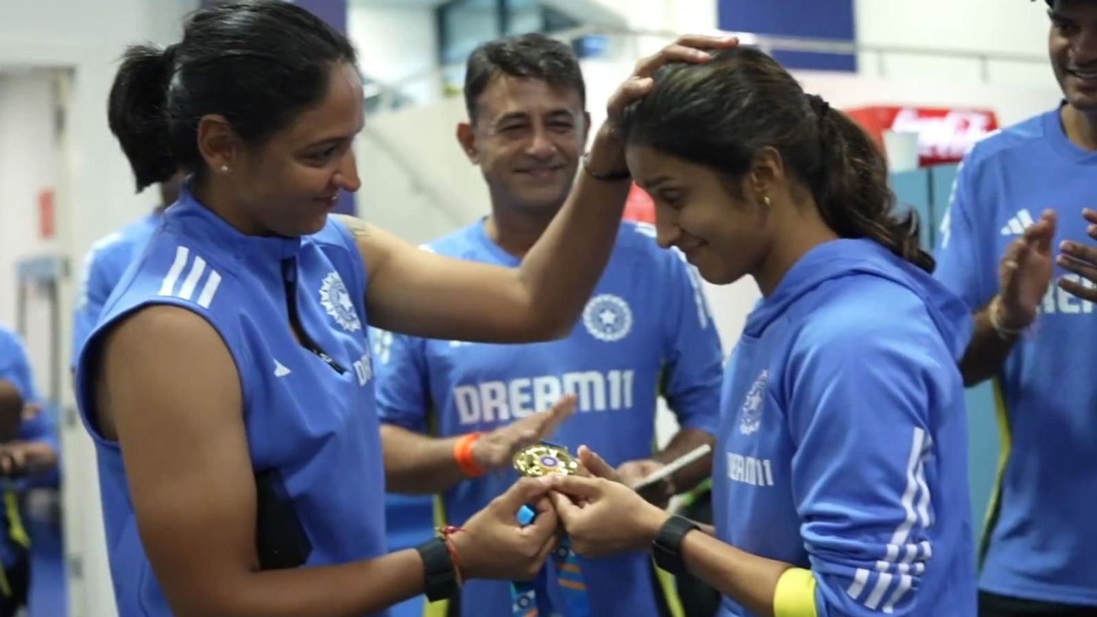 T20 World Cup : न्यूजीलैंड के सामने हार के बाद हरमनप्रीत कौर ने ड्रेसिंग रूम में जेमिमा को दिया स्पेशल अवॉर्ड, BCCI ने जारी किया Video T20 World Cup : न्यूजीलैंड के सामने हार के बाद हरमनप्रीत कौर ने ड्रेसिंग रूम में जेमिमा को दिया स्पेशल अवॉर्ड, BCCI ने जारी किया Video