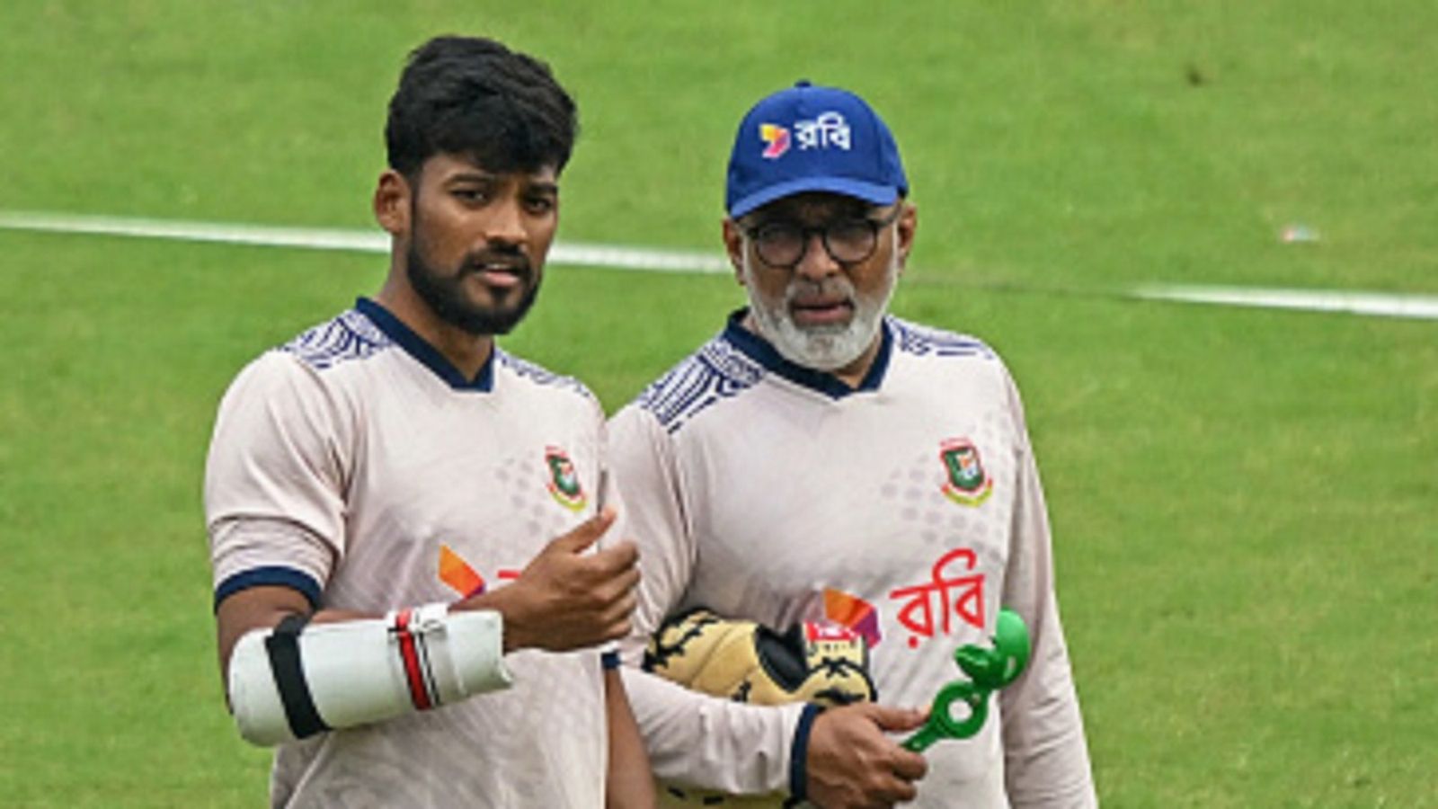 IND vs BAN: बांग्लादेश की टीम ने होटल में पढ़ी नमाज, ग्वालियर पुलिस ने कहा- मस्जिद के आसपास सुरक्षा के कड़े इंतजाम किए, मगर... IND vs BAN: बांग्लादेश की टीम ने होटल में पढ़ी नमाज, ग्वालियर पुलिस ने कहा- मस्जिद के आसपास सुरक्षा के कड़े इंतजाम किए, मगर...