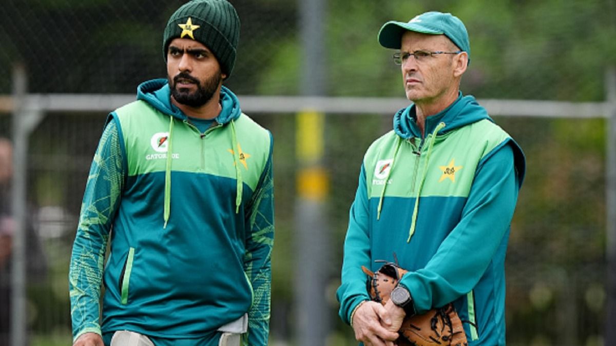 पाकिस्‍तान क्रिकेट में भूचाल! बाबर आजम के कप्‍तानी छोड़ने के बाद हेड कोच गैरी कर्स्‍टन भी लौटे घर, उड़ान भरने से पहले चयन समिति से बातचीत आई सामने? 
