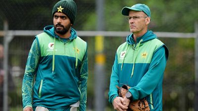 पाकिस्तान क्रिकेट में भूचाल! बाबर आजम के कप्तानी छोड़ने के बाद हेड कोच गैरी कर्स्टन भी लौटे घर, उड़ान भरने से पहले चयन समिति से बातचीत आई सामने?  SportsTak Hindi