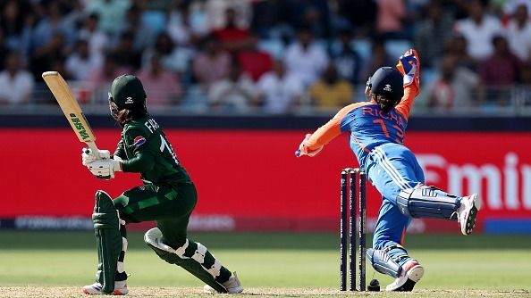 PAKW vs INDW: रिचा घोष ने पाकिस्तानी खिलाड़ी को चौंकाया, विकेट के पीछे तेजी दिखा धोनी की तरह लपक लिया कैच, VIDEO 