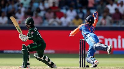 PAKW vs INDW: रिचा घोष ने पाकिस्तानी खिलाड़ी को चौंकाया, विकेट के पीछे तेजी दिखा धोनी की तरह लपक लिया कैच, VIDEO SportsTak Hindi