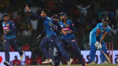 जिसकी देखरेख में 27 साल में पहली बार टीम इंडिया को धूल चटाई उसे श्रीलंका क्रिकेट ने दिया इनाम, डेढ़ साल के लिए सौंपी यह जिम्मेदारी SportsTak Hindi