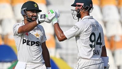 '19 टेस्ट खेला है लेकिन विराट कोहली से अच्छा रिकॉर्ड है', शान मसूद ने जिस खिलाड़ी का किया था समर्थन उसने अंग्रेजों के खिलाफ बचाई कप्तान की लाज SportsTak Hindi