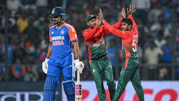 Sanju Samson : संजू सैमसन बांग्लादेश के सामने 10 रन बनाकर लौटे पवेलियन तो फैंस ने गौतम गंभीर को किया ट्रोल, कहा - उनके चक्कर में...