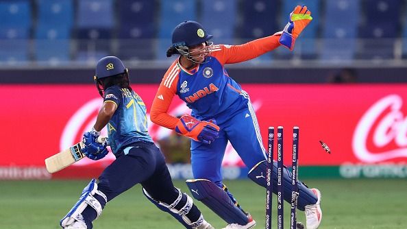 INDW vs SLW: हरमन और मांधना की धमाकेदार फिफ्टी से भारत ने श्रीलंका को 82 रनों से दी पटखनी, नेट रन रेट सुधार सेमीफाइनल के लिए ठोका दावा