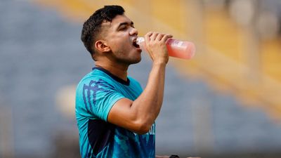 IND vs BAN : भारत के सामने सीरीज हार के बाद बांग्लादेशी गेंदबाज का दर्द आया बाहर, कहा - टीम इंडिया के बल्लेबाज... Taskin Ahmed uncertain for South Africa clash due to shoulder injury. Courtesy: Reuters