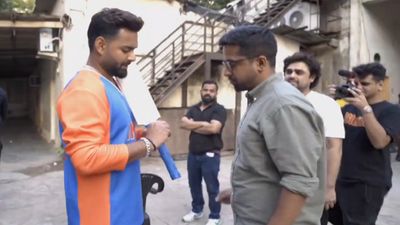 'बल्लेबाज हूं, बैटिंग लेकर घर चला जाता हूं', IND vs NZ टेस्ट सीरीज से पहले गली क्रिकेट खेलने उतरे ऋषभ पंत, लगाए जोरदार शॉट्स, Video  SportsTak Hindi