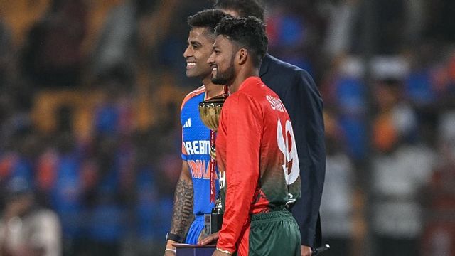 IND vs BAN : सूर्यकुमार यादव ने जीता टॉस, गौतम गंभीर के चहेते का नहीं हो सका डेब्यू, जानें दोनों टीमों की Playing XI आखिरी टी20 मैच से पहले सूर्यकुमार यादव और नजमुल हुसैन शांतो