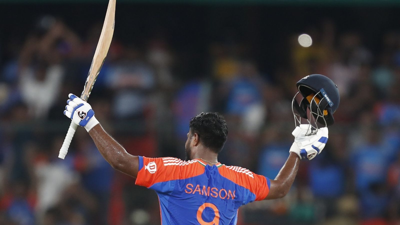 IND vs BAN : संजू सैमसन के हाहाकारी शतक से टीम इंडिया ने हैदराबाद में बरसाए रिकॉर्ड, 297 रनों के विशाल टोटल से पहली बार हुआ ऐसा IND vs BAN : संजू सैमसन के हाहाकारी शतक से टीम इंडिया ने हैदराबाद में बरसाए रिकॉर्ड, 297 रनों के विशाल टोटल से पहली बार हुआ ऐसा