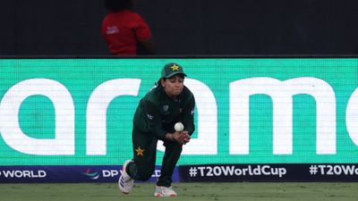 PAK vs NZ: पाकिस्तान ने 5 गेंद में 3 और पारी में टपकाए 7 कैच, फैंस के साथ कोच ने भी माथा पीटा, नहीं रोक पाए हंसी SportsTak Hindi