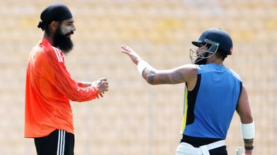 Ranji Trophy: बोल्ड किया तो कोहली ने घूरा, फिर दी सलाह, उसी से पुजारा की सेना को ध्वस्त कर हीरो बन गया 6 फीट 3 इंच लंबा बॉलर SportsTak Hindi