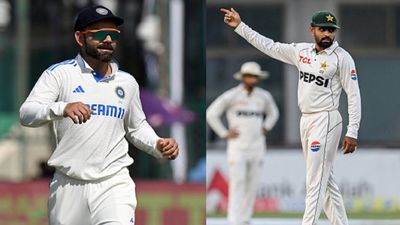 पाकिस्तानी बल्लेबाज के 'विराट कोहली' वाली पोस्ट से भूचाल, बाबर आजम को बाहर करने के बाद PCB ने स्टार ओपनर को भेजा नोटिस SportsTak Hindi