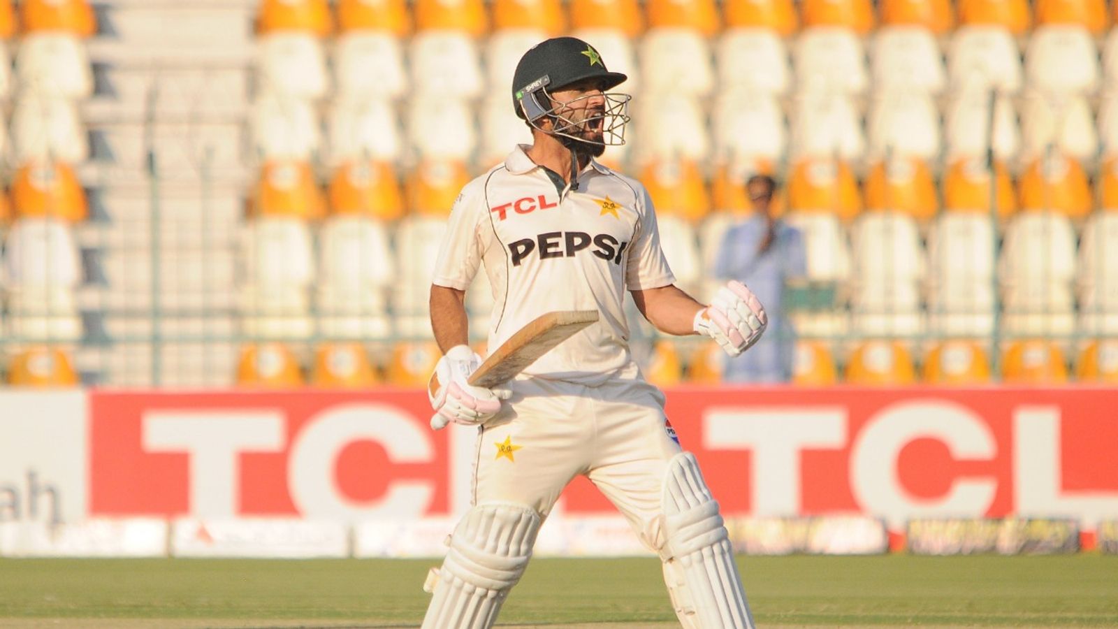 PAK vs ENG: बाबर आजम की जगह आए 'नौसिखिए' ने शतक ठोक रचा इतिहास, पाकिस्तान ने दूसरे टेस्ट के पहले दिन इंग्लैंड को नचाया PAK vs ENG: बाबर आजम की जगह आए 'नौसिखिए' ने शतक ठोक रचा इतिहास, पाकिस्तान ने दूसरे टेस्ट के पहले दिन इंग्लैंड को नचाया