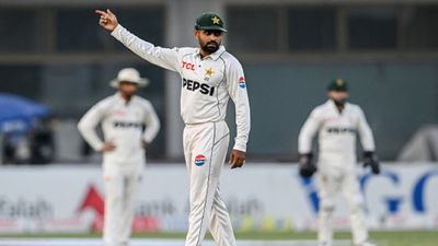 'पाकिस्तान क्रिकेट बेचते हैं तो...', बाबर आजम के बाहर रहने पर भड़के पूर्व PCB चीफ रमीज राजा, जानिए क्यों कहा ऐसा ? SportsTak Hindi