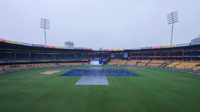 IND vs NZ: बेंगलुरु टेस्ट का पहला सेशन धुला, दूसरे पर भी खतरा, जानें पहले दिन कितने ओवर का हो सकता है खेल? SportsTak Hindi