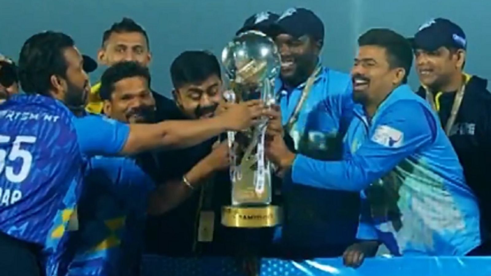 '14 गेंदों में 72 रन', यूसुफ पठान का फाइनल में गरजा बल्ला, फिर भी सुपर ओवर में हारी टीम, एमएस धोनी का धुरंधर बना चैंपियन '14 गेंदों में 72 रन', यूसुफ पठान का फाइनल में गरजा बल्ला, फिर भी सुपर ओवर में हारी टीम, एमएस धोनी का धुरंधर बना चैंपियन