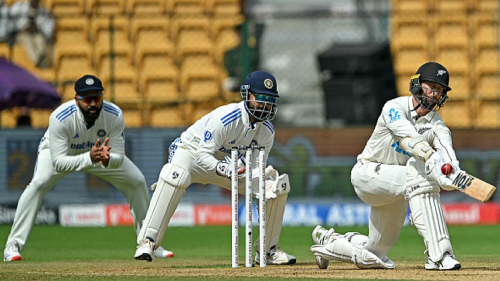 IND vs NZ, 1st Test, Day 2: डेवॉन कॉनवे के दम पर बेंगलुरु टेस्ट में न्यूजीलैंड 134 रन से आगे, टीम इंडिया को 46 पर समेटने के बाद दूसरे दिन तीन विकेट पर बनाए 180 रन IND vs NZ, 1st Test, Day 2: डेवॉन कॉनवे के दम पर बेंगलुरु टेस्ट में न्यूजीलैंड 134 रन से आगे, टीम इंडिया को 46 पर समेटने के बाद दूसरे दिन तीन विकेट पर बनाए 180 रन