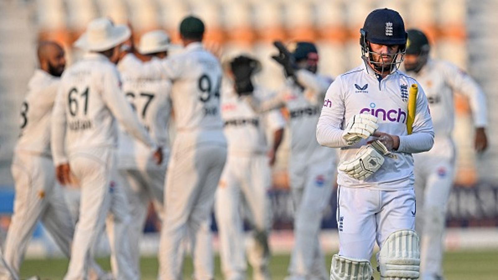 PAK vs ENG: खराब फील्डिंग ने इंग्लैंड को डुबोया, पाकिस्तान को जीत के लिए चाहिए 8 विकेट, 36 रन पर अंग्रेजों के गिरे 2 विकेट PAK vs ENG: खराब फील्डिंग ने इंग्लैंड को डुबोया, पाकिस्तान को जीत के लिए चाहिए 8 विकेट, 36 रन पर अंग्रेजों के गिरे 2 विकेट