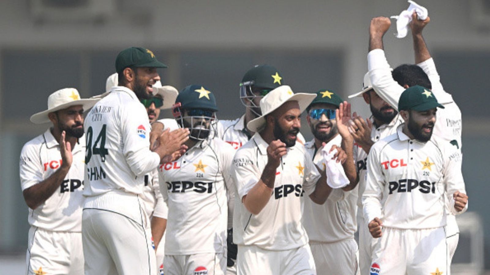 PAK vs ENG: पाकिस्तान को 3 साल 8 महीने बाद घर में मिली टेस्ट जीत, बाबर आजम को बाहर करते ही इंग्लैंड को 152 रन से पीटा, 38 साल के बॉलर ने चटकाए 11 विकेट PAK vs ENG: पाकिस्तान को 3 साल 8 महीने बाद घर में मिली टेस्ट जीत, बाबर आजम को बाहर करते ही इंग्लैंड को 152 रन से पीटा, 38 साल के बॉलर ने चटकाए 11 विकेट