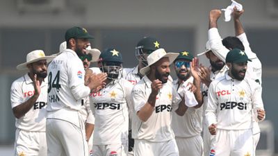 PAK vs ENG: पाकिस्तान को 3 साल 8 महीने बाद घर में मिली टेस्ट जीत, बाबर आजम को बाहर करते ही इंग्लैंड को 152 रन से पीटा, 38 साल के बॉलर ने चटकाए 11 विकेट SportsTak Hindi