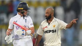 इंग्लैंड के बल्लेबाज को आउट करने के बाद पवेलियन का रास्ता दिखाते साजिद खान इंग्लैंड के बल्लेबाज को आउट करने के बाद पवेलियन का रास्ता दिखाते साजिद खान