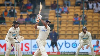 IND vs NZ:  ऋषभ पंत ने तोड़ा 92 साल का पुराना रिकॉर्ड, धोनी को छोड़ा पीछे, बेंगलुरु में रन बरसा ऐसा करने वाले बने पहले भारतीय विकेटकीपर SportsTak Hindi