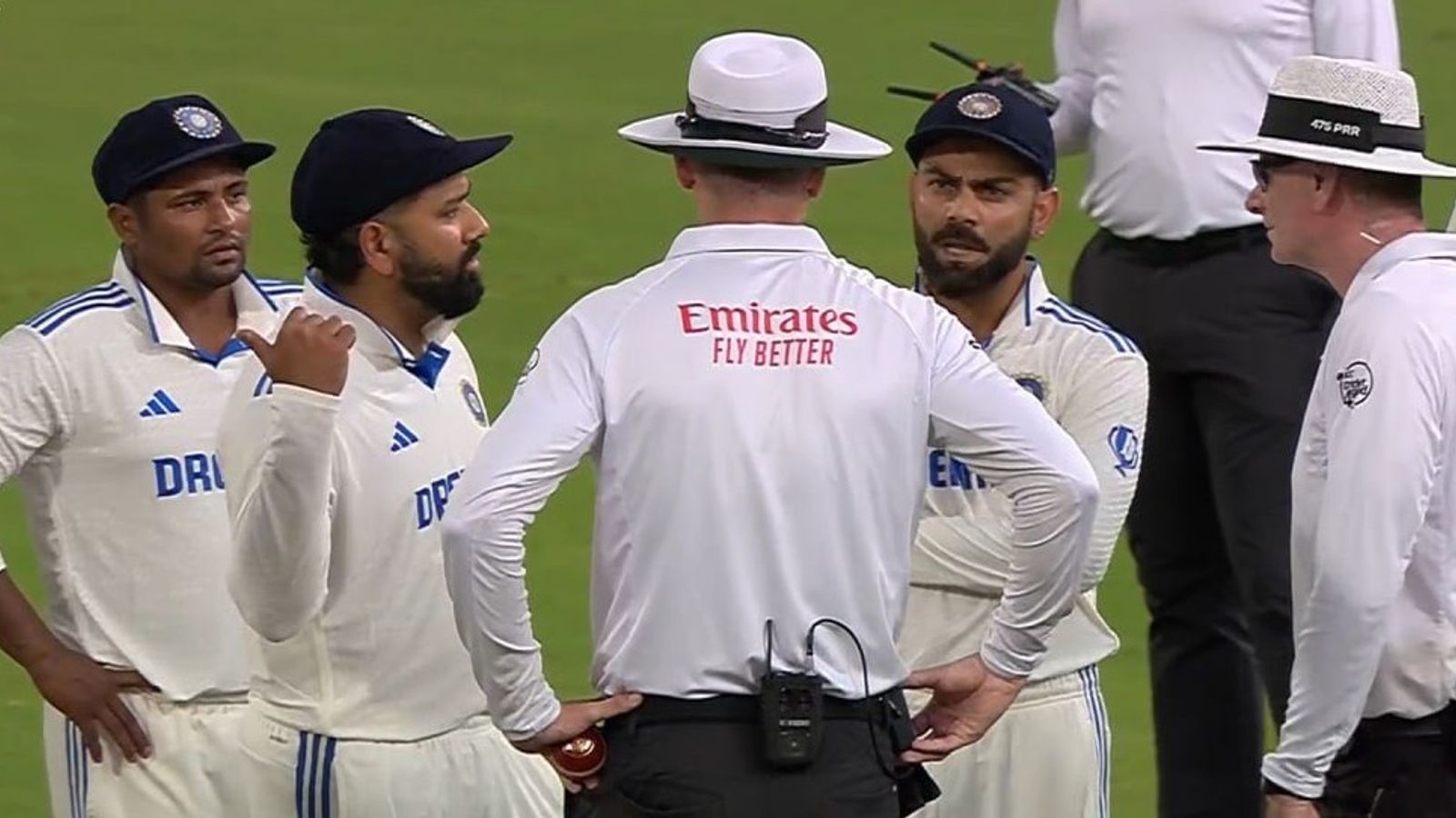 रोहित शर्मा-विराट कोहली अंपायर से भिड़े, तीखी बहस के बीच न्यूजीलैंड के ओपनर्स ने मैदान छोड़ा, भारत की पूरी टीम नाराज, जानें मामला रोहित शर्मा-विराट कोहली अंपायर से भिड़े, तीखी बहस के बीच न्यूजीलैंड के ओपनर्स ने मैदान छोड़ा, भारत की पूरी टीम नाराज, जानें मामला