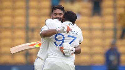 Sarfaraz Khan : सरफराज खान की फिटनेस के लिए  ऋषभ पंत कैसे कर रहे हैं मदद? ऑस्ट्रेलियाई दौरे से पहले सूर्यकुमार यादव ने बताई अंदर की बात  शतक जड़ने के बाद ऋषभ पंत के गले लगते सरफराज खान