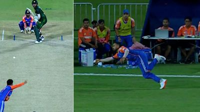 IND vs PAK : भारतीय खिलाड़ी ने एक हाथ से मैदान में उड़ते हुए लपका धांसू कैच, पाकिस्तानी बैटर का घूम गया माथा, देखें Video रमनदीप सिंह