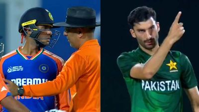 IND vs PAK: अभिषेक शर्मा और पाकिस्तानी गेंदबाज की बीच मैच में हुई भयंकर लड़ाई, हाथ से इशारा कर कहा- वापस जाओ, भारतीय बल्लेबाज ने फिर...VIDEO SportsTak Hindi