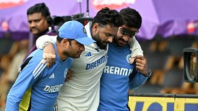 'मुझे नहीं पता कि पंत के दिमाग में क्या चल रहा है', रोहित शर्मा ने विकेटकीपर को लगाई फटकार, बोले- हम वॉर्निंग दे चुके हैं कि... SportsTak Hindi