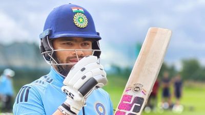 रिंकू सिंह ने रणजी ट्रॉफी में मचाया गदर, चौके-छक्कों की बारिश से लूटी महफिल, टीम इंडिया के पूर्व खिलाड़ी ने तोड़ा शतक का सपना SportsTak Hindi