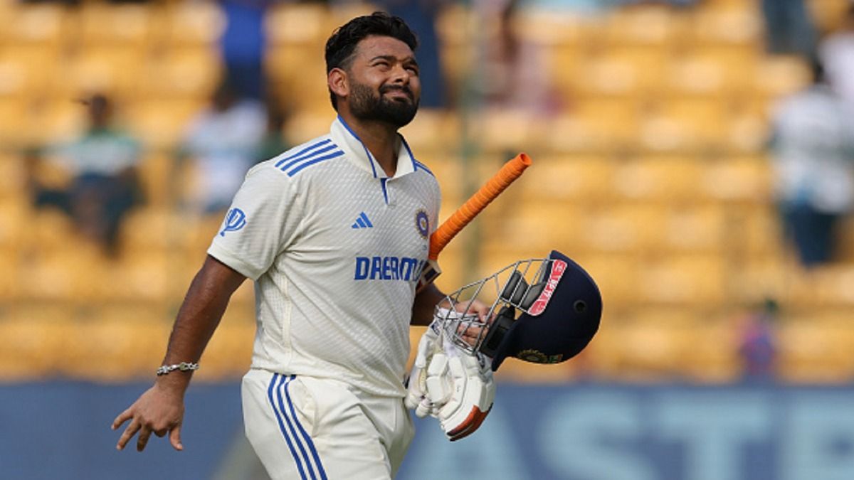 आउट होने के बाद पवेलियन लौटते ऋषभ पंत