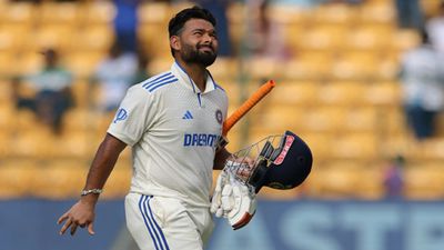 'कभी-कभी चुप रहना...', न्यूजीलैंड के खिलाफ बेंगलुरु टेस्ट में टीम इंडिया की हार के बाद ऋषभ पंत के अजीब पोस्ट ने किया हैरान SportsTak Hindi