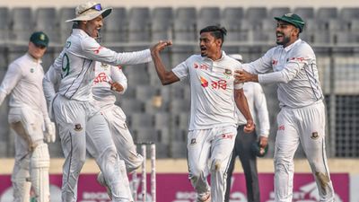 BAN vs SA, 1st Test: बांग्लादेश ने 106 रन पर सिमटने के बाद साउथ अफ्रीका की नाक में किया दम, पहले दिन 140 रन पर दिए छह झटके, अकेले ताइजुल ने किए पांच शिकार SportsTak Hindi