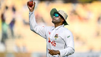 शाकिब अल हसन को लेकर बांग्लादेश में बवाल, लाठी-डंडे लेकर फैंस पर टूटे लोग, दौड़ा-दौड़ाकर पीटा गया SportsTak Hindi