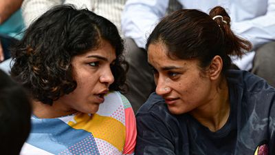 'जब तक मैं कमजोर...', विनेश फोगाट ने साक्षी मलिक के आरोप पर दिया जवाब, रेसलिंग ट्रायल से बचने से जुड़ा है मामला Sakshi Malik, Vinesh Phogat