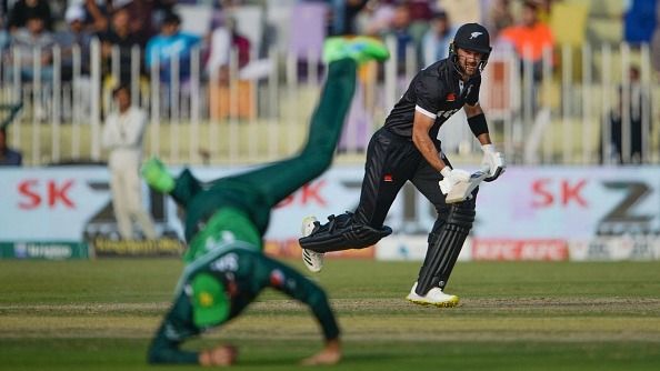 पाकिस्तान के खिलाफ मैच में शॉट खेलते चाड बोवेस