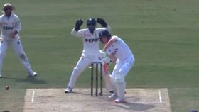 पाकिस्तान और इंग्लैंड के बीच रावलपिंडी में टेस्ट मैच जारी पाकिस्तान और इंग्लैंड के बीच रावलपिंडी में टेस्ट मैच जारी