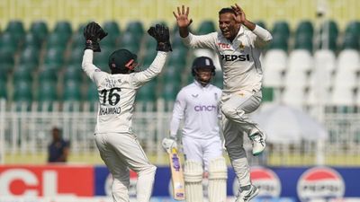 बाबर आजम का रिप्लेसमेंट फ्लॉप, इंग्लैंड के 267 रन के जवाब में पाकिस्तान के टॉप ऑर्डर की खुली पोल, 73 रन पर गंवाए 3 विकेट SportsTak Hindi