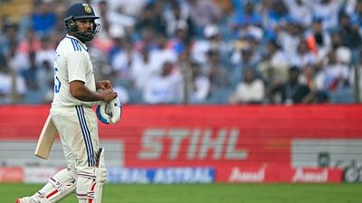 IND vs NZ : रोहित शर्मा नहीं खोल सके खाता तो संजय मांजरेकर ने लगाई कप्तान की क्लास, कहा - उनका डिफेंस अब काफी... SportsTak Hindi